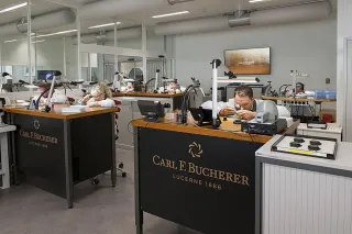 Bei der Chronos-Leserreise kann man den Uhrmachern wie hier bei Carl F. Bucherer über die Schulter schauen