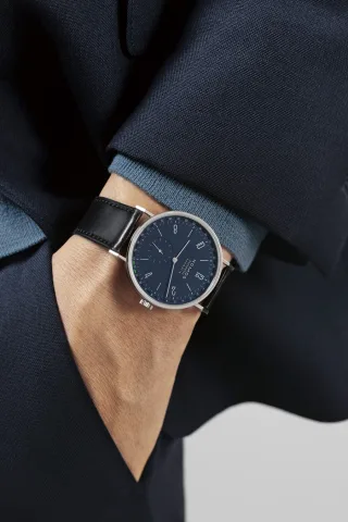 Nomos Glashütte: Tangente Update Nachtblau am Handgelenk