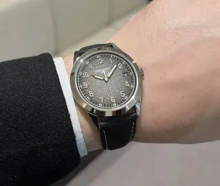 Wristshot der Patek Philippe Calatrava Datum Zentralsekunde Ref. 5226G