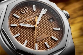 Das Zifferblatt der Girard-Perregaux Laureato 38mm Copper besitzt ein "Clous de Paris"-Dekor