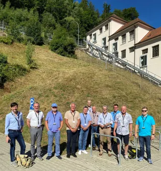 Leserreise Schwarzwald 2022: Gruppenbild vor Terrassenbau Junghans