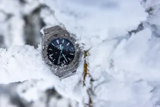 Taucheruhr, TAG Heuer Aquaracer Professional 200 Solargraph aus Titan im Schnee