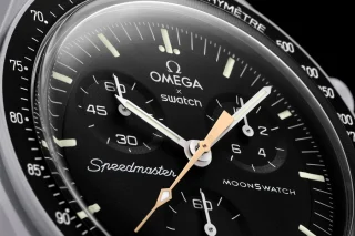 Zifferblatt der Omega x Swatch MoonSwatch – “Mission to Moonshine Gold”