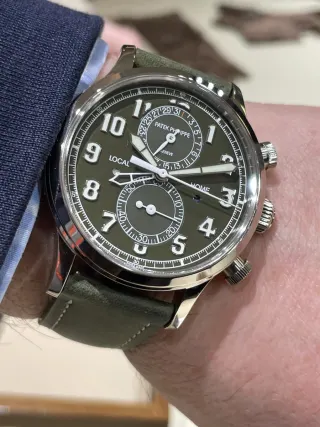 Wristshot der Patek Philippe Calatrava Pilot Travel Time Chronograph in Khakigrün