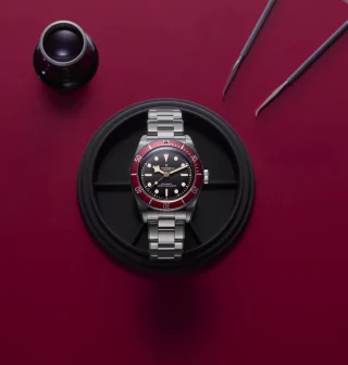 Tudor: Black Bay mit bordeauxroter Lünette