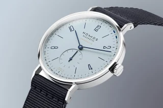 Wempe x Nomos Glashütte Tangente neomatik mit Zifferblatt in Eisblau