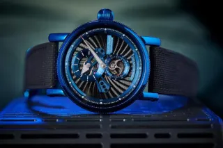 Die Chronoswiss Open Gear Blue Spark besitzt ein blaues Gehäuse