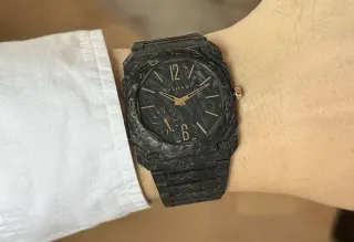 So sieht die Octo Finissimo CarbonGold Automatic am Handgelenk aus