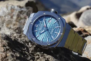 Die Alpina Alpiner Extreme Chronos Limited Edition verfügt über ein hellblaues Zifferblatt mit dunkelblauem Rehaut, das von einem historischen Alpina-Logo inspiriert ist