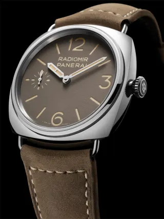 Das mattbraune Zifferblatt der Radiomir Officine PAM01385 erinnert an die erste Panerai von 1935