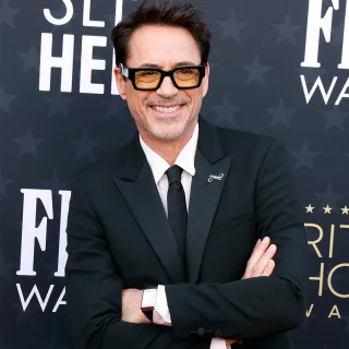 Robert Downey Jr. mit Jaeger-LeCoultre Reverso Tribute Duoface Calendar bei Critics Choice Awards