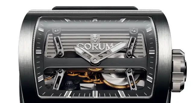 Das Corum-Logo auf der Ti-Bridge Automatic Dual Winder Das Corum-Logo auf der Ti-Bridge Automatic Dual Winder