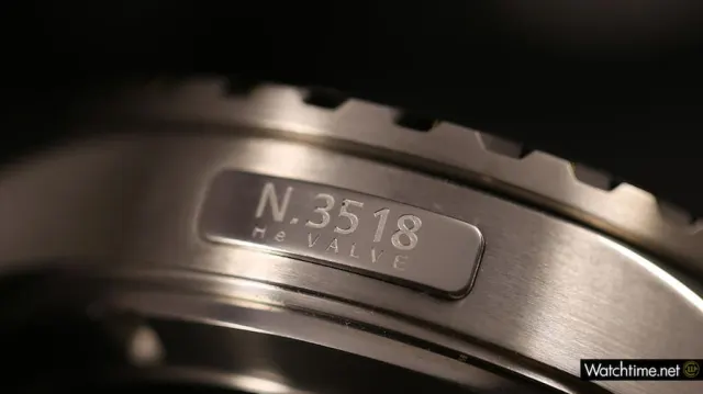 Das Heliumauslassventil der bis 500 Meter wasserdichten Taucheruhr ist rechteckig.