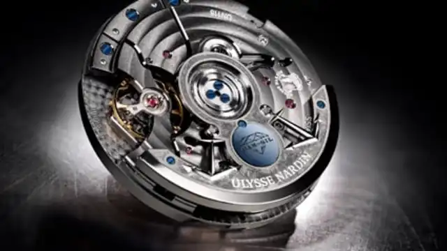 Auch beim neuen Automatikkaliber UN-118 zeigt sich Ulysse Nardin innovativ in der Materialwahl