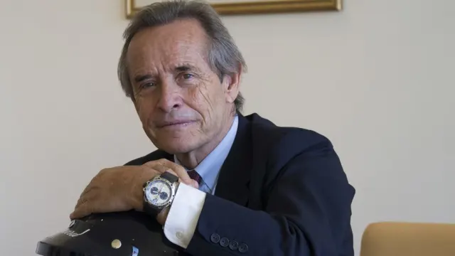 Jacky Ickx trägt den Chopard Superfast Chrono Porsche 919 Jacky Ickx Edition