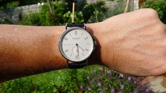 So sitzt die Nomos Ahoi Datum Edition Watchtime.net am Arm von Michael Hövelmann.