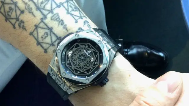 Eine besondere Titan-Uhr: Die Big Bang Sang Bleu von Hublot hat der Tattoo-Künstler Maxime Büchi designt.