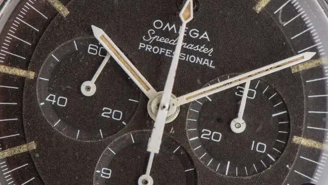 Zifferblattdetail der Omega Speedmaster, Referenz 105.012