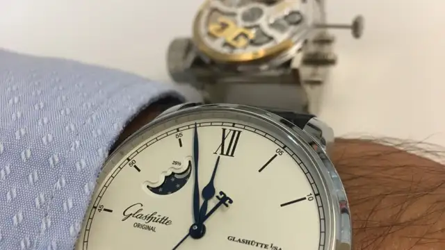 Am Handgelenk: Glashütte Original Senator Excellence Panoramadatum Mondphase in Edelstahl