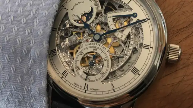 So sieht die Uhr am Handgelenk aus: Wristshot der Glashütte Original Senator Mondphase Skelettierte Edition