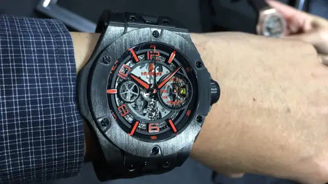 Am Handgelenk: Wristshot der Hublot Big Bang Ferrari in Karbon