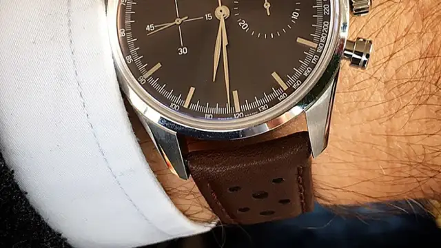 Wristshot der Zenith Heritage 146 mit braunem Zifferblatt