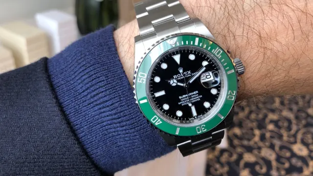 Rolex Submariner 41 schwarzes Zifferblatt grüne Lünette Wristshot