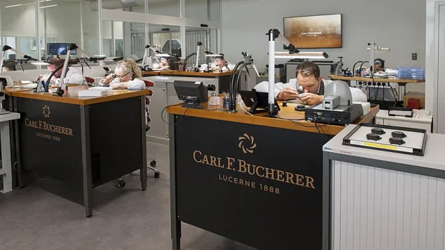 Bei der Chronos-Leserreise kann man den Uhrmachern wie hier bei Carl F. Bucherer über die Schulter schauen