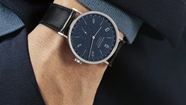 Nomos Glashütte: Tangente Update Nachtblau am Handgelenk