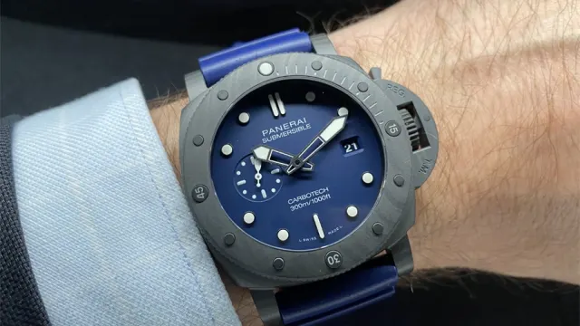 Livebild: So sieht die Panerai: Submersible Quaranta Quattro Carbotech Blu Abisso am Handgelenk aus