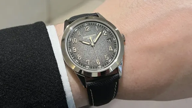 Wristshot der Patek Philippe Calatrava Datum Zentralsekunde Ref. 5226G