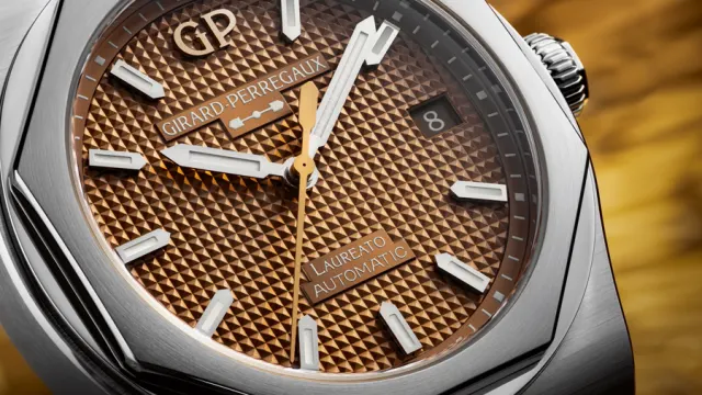 Das Zifferblatt der Girard-Perregaux Laureato 38mm Copper besitzt ein "Clous de Paris"-Dekor