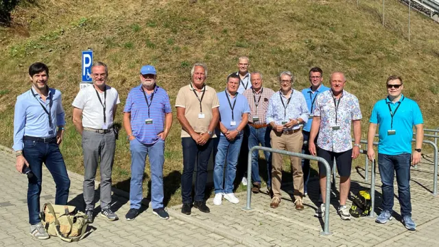 Leserreise Schwarzwald 2022: Gruppenbild vor Terrassenbau Junghans