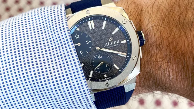 Alpina: die Extreme Regulator Automatic am Handgelenk