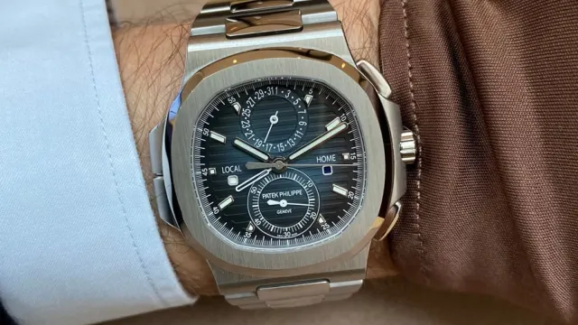 Patek Philippe: Nautilus Travel Time Chronograph Ref. 5990/1A-001 am Handgelenk