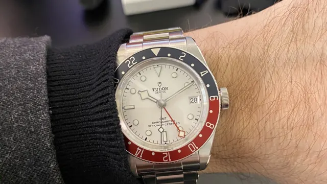 Wristshot der Tudor Black Bay GMT mit opalfarbenem Zifferblatt