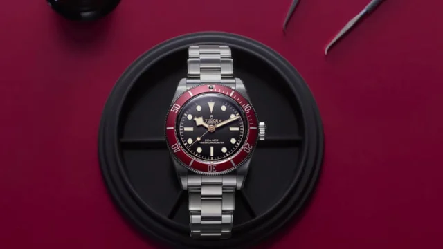 Tudor: Black Bay mit bordeauxroter Lünette