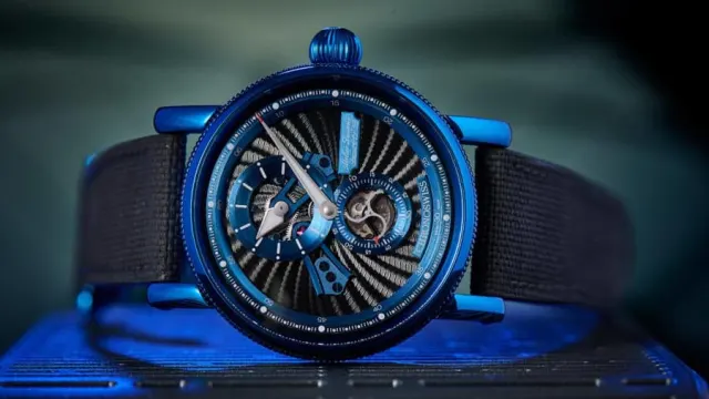 Die Chronoswiss Open Gear Blue Spark besitzt ein blaues Gehäuse