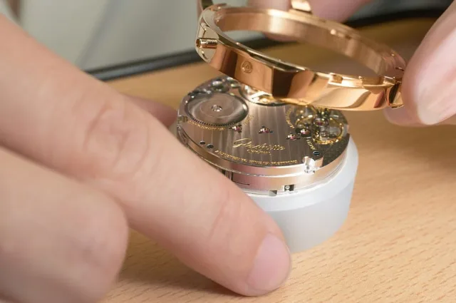 Einschalen des Kalibers in den Gehäusemantel