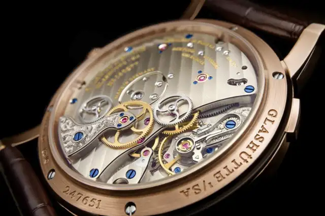 Rückseite der A. Lange & Söhne Lange 1 Zeitzone mit dem neuen Manufakturkaliber L.141.1 Rückseite der A. Lange & Söhne Lange 1 Zeitzone mit dem neuen Manufakturkaliber L.141.1