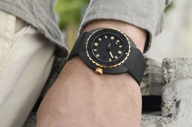 Doxa: SUB 300β Sharkhunter am Handgelenk