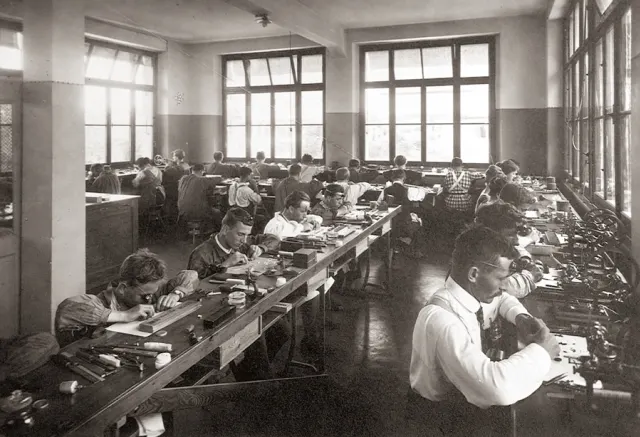 Glycine: Uhrmacher im Stammhaus, 1920