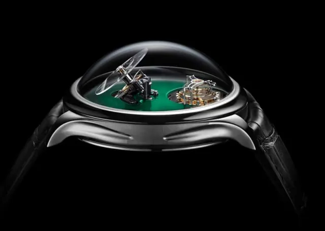 Die gewölbte Saphirglaskuppel stammt von der FlyingT von MB&F - H. Moser & Cie. hat es mit seinem Modell Endeavour Tourbillon verschmolzen