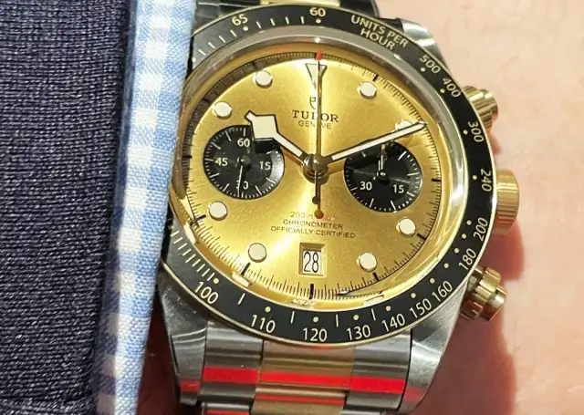 Wristshot des neuen Black Bay Chrono S&G von Tudor mit goldfarbenem Zifferblatt