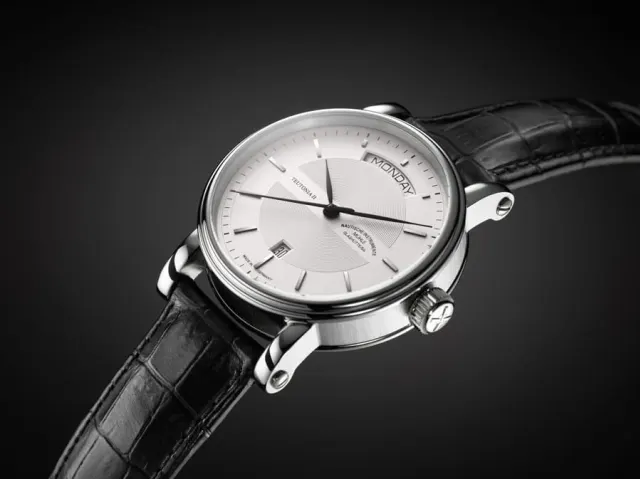 Mit Wochentag und Datum passt die neue Teutonia gut ins Geschäftsleben.