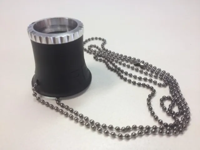 Breitling-Lupe mit Kette