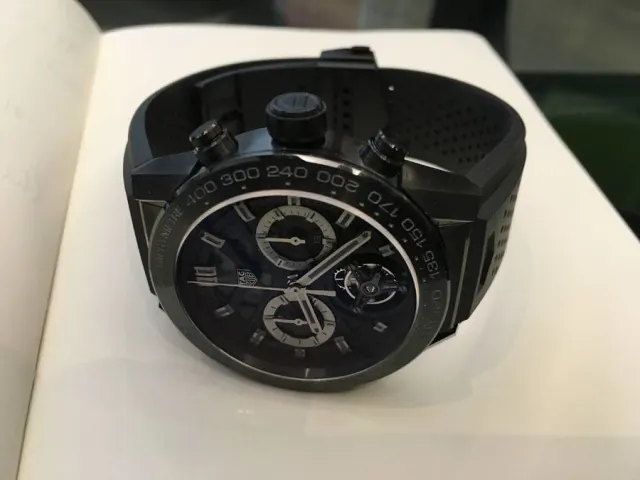 Die Carrera Heuer 02 wird es in einer unlimitierten Stahlversion und in einer auf 200 Exemplare limitierten All-Black-Variante geben.