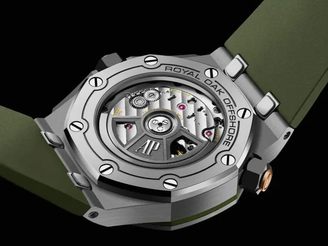 Das neue Kaliber 4308 kann durch den Saphirglasboden betrachtet werden