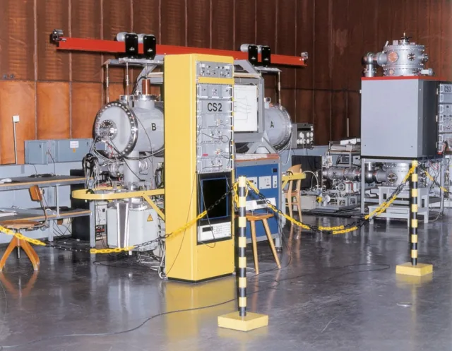 Die Atomuhr CS2 im Atomuhrensaal in Braunschweig