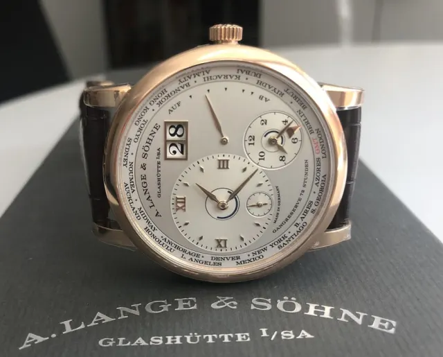 Live-Bild der A. Lange & Söhne Lange 1 Zeitzone mit dem neuen Manufakturkaliber Live-Bild der A. Lange & Söhne Lange 1 Zeitzone mit dem neuen Manufakturkaliber